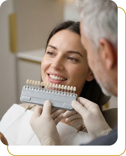 Dentista mostrando resultado para paciente